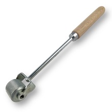 Валик прикаточный 30 * 44 мм, ручка деревянная, удлиненный, усиленный