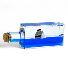 Игрушка на панель в бутылке кораблик в море