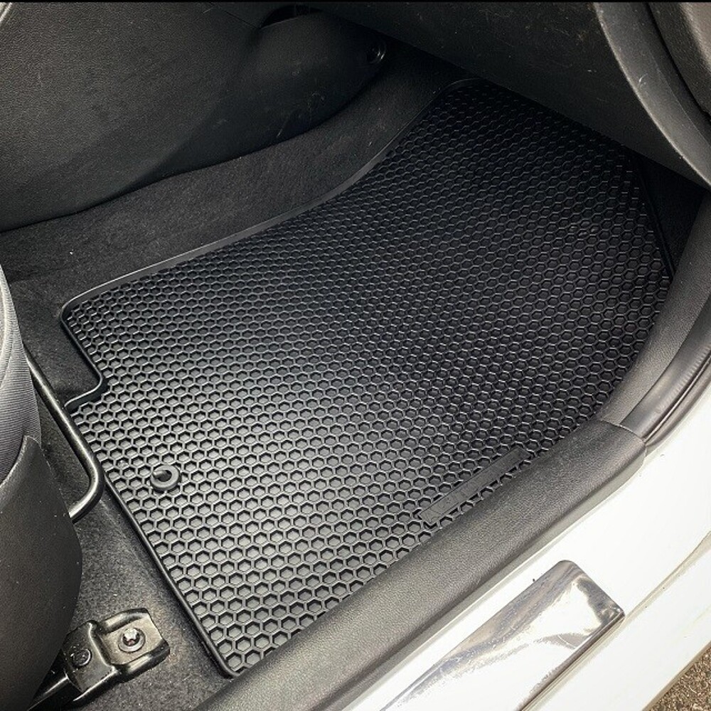 Комплект резиновых ковриков на Ford Focus 2 сота борт Комплект резиновых ковриков на Ford Focus 2 сота борт