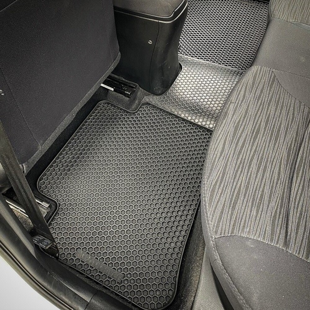 Комплект резиновых ковриков на Ford Focus 2 сота борт Комплект резиновых ковриков на Ford Focus 2 сота борт