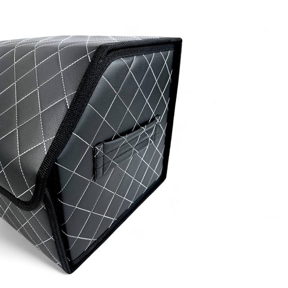 Сумка органайзер в багажник на липучке из эко-кожи, цвет черный с белой строчкой ромб, черный кант (размеры 30*30*30 см) Сумка органайзер в багажник на липучке из эко-кожи, цвет черный с белой строчкой ромб, черный кант (размеры 30*30*30 см)