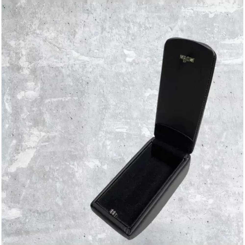 Бокс - подлокотник для лада 2107, красный квадрат, кож.зам. черный Бокс - подлокотник для лада 2107, красный квадрат, кож.зам. черный