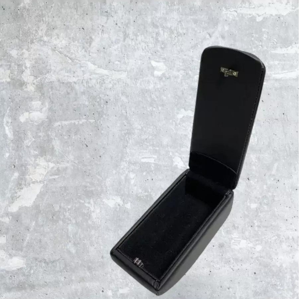 Бокс - подлокотник для лада 2107, синий квадрат, кож.зам. черный Бокс - подлокотник для лада 2107, синий квадрат, кож.зам. черный