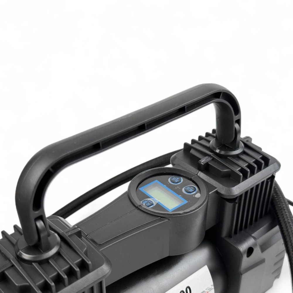 Компрессор 30 л/мин LION 12V цифровой манометр, автостоп, LED-фонарь, двухпоршневой в кейсе с набором инструмент Компрессор 30 л/мин LION 12V цифровой манометр, автостоп, LED-фонарь, двухпоршневой в кейсе с набором инструмент