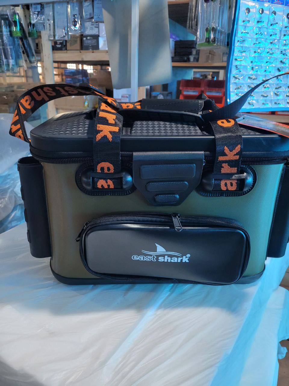 Ящик рыболовный с держателями удилищ черный JD-402626-L Ящик рыболовный с держателями удилищ черный JD-402626-L